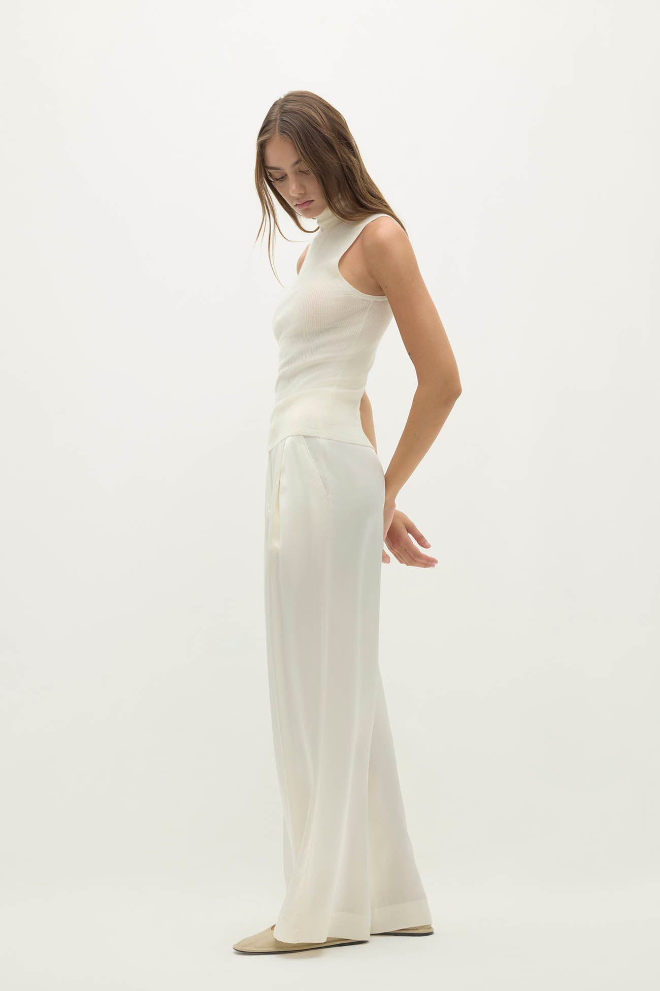 JOANNA SLEEVELESS TURTLENECK